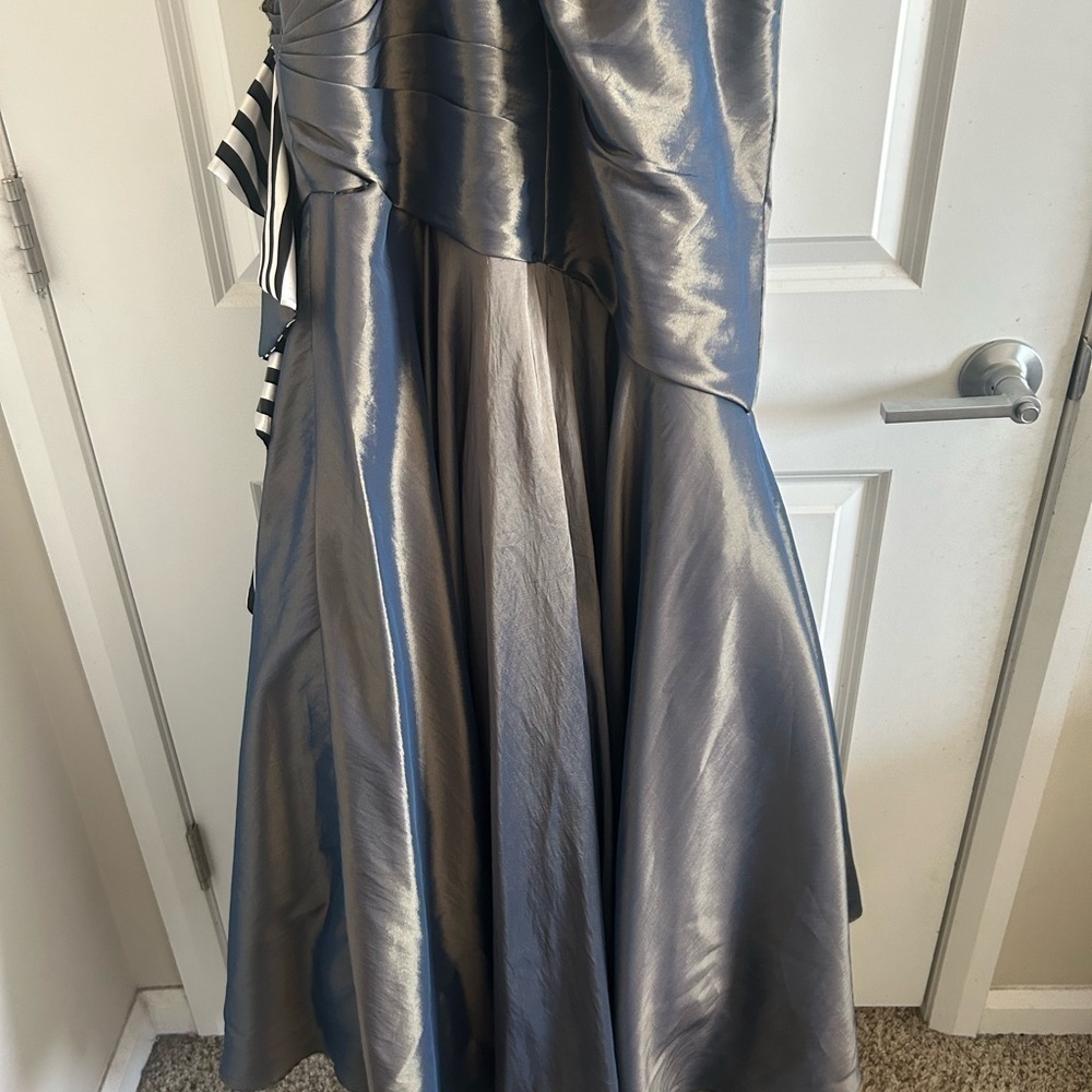 Tony Bowls Gala Dress Ball Gown Size 10 - Picture 10 of 11